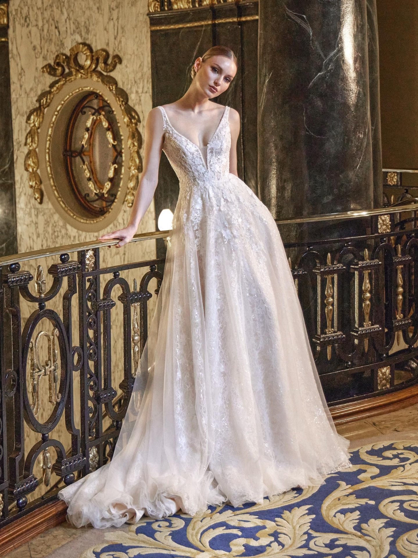 Pronovias — Thriae
